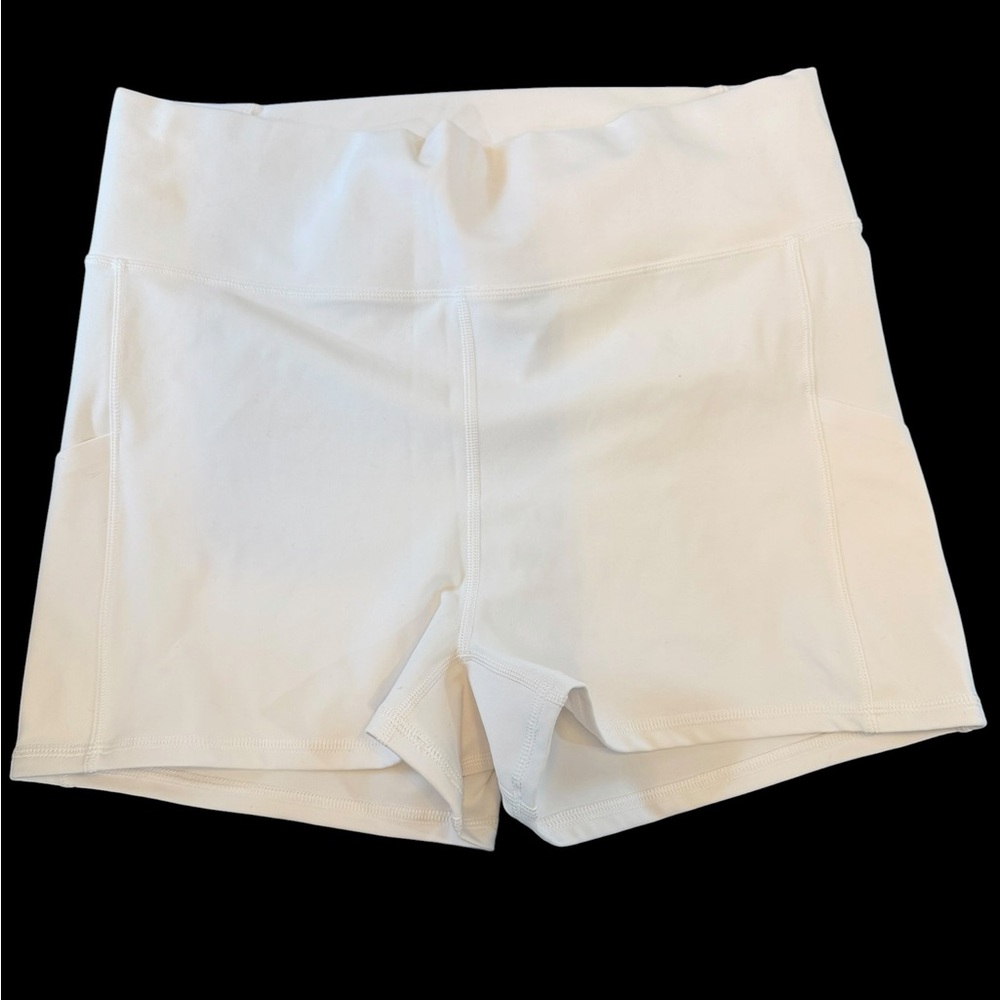Vuori White Bike Shorts 2.5” inseam XL